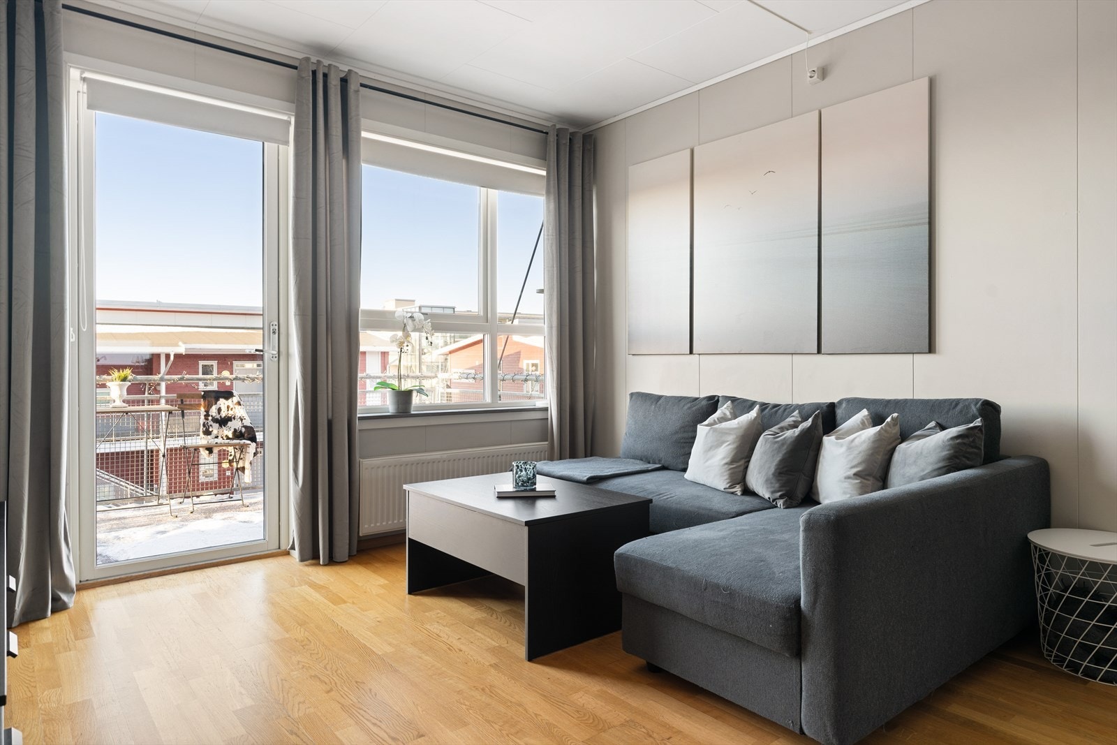 Felleskostnadene inkluderer store deler av bokostnadene man har: renter og avdrag på andel fellesgjeld, TV/Internett, drift/vedlikehold, fjernvarme, varmtvann/tappevann, kommunale avgifter og bygningsforsikring. Galleribilde