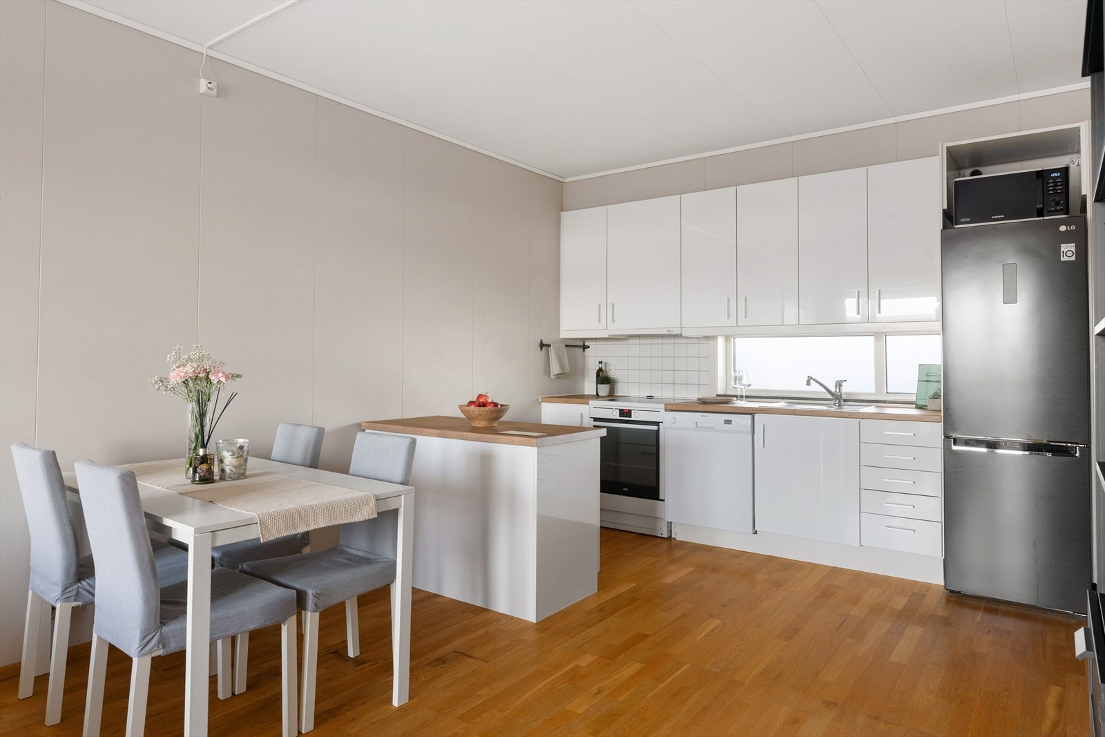 Kjøkkenfronter, benkeplate og kjøkkenøy av nyere dato. Galleribilde