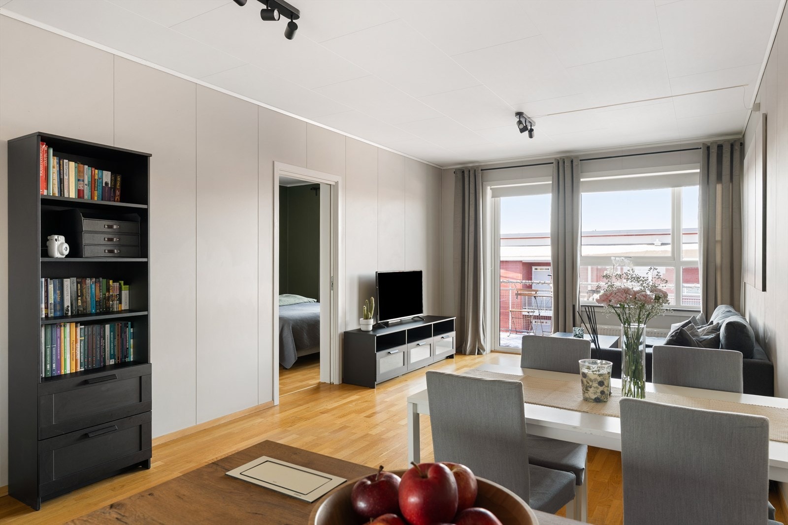 Åpen stue/kjøkkenløsning på 27.3 kvm. Det gir plass til både sitte- og spisegruppe. Galleribilde