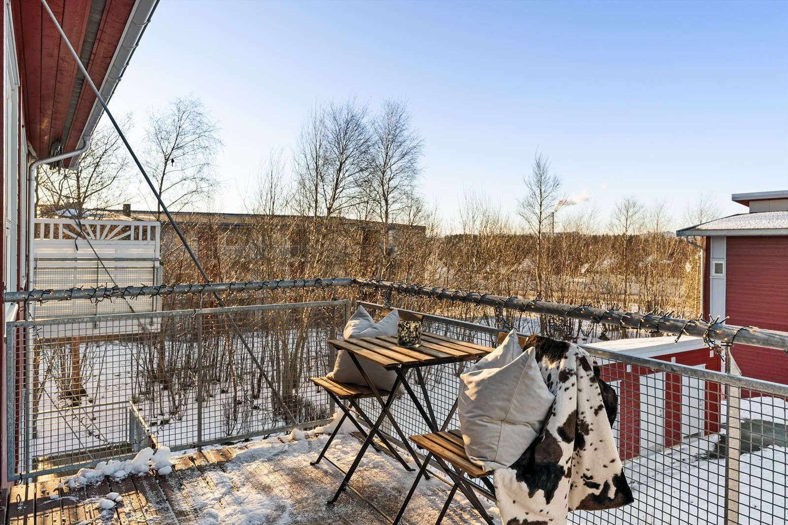 Fra stuen er det utgang til en koselig sørvestvendt balkong. Nydelig solforhold fra ca. kl. 13:30 til sent på kveld sommerstid. Galleribilde