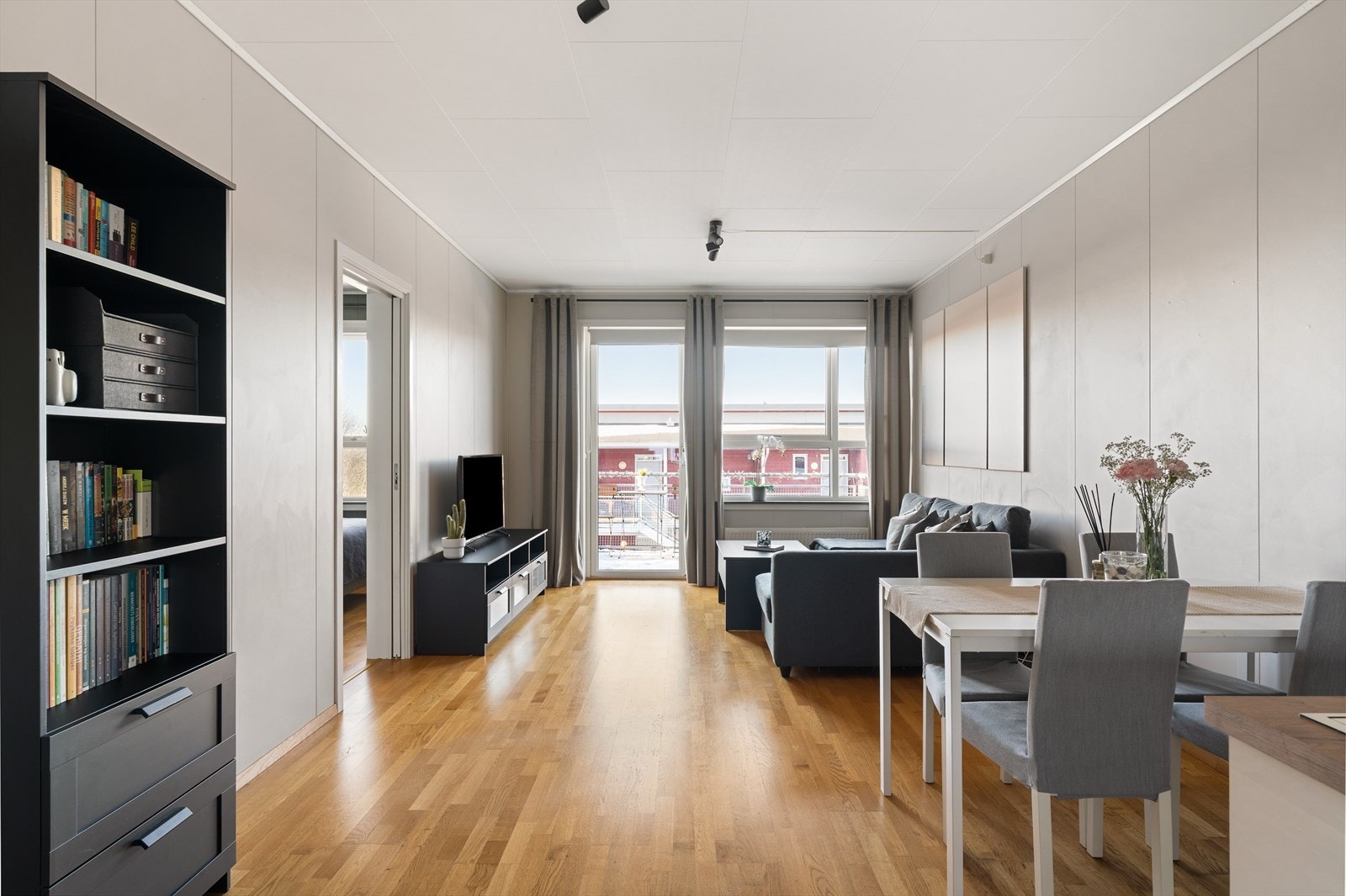 Totalt BRA på 51 m² med en praktisk planløsning. Leiligheten inneholder entré/gang, stue/kjøkken, bad, soverom og balkong. I tillegg ekstern bod på 5 kvm. Galleribilde