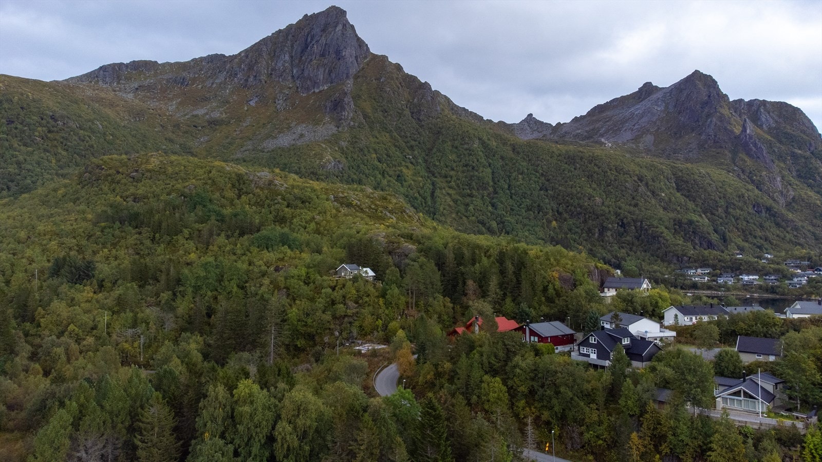 Fra eiendommen kan du gå rett opp til Blåtinden og ta turen videre til Fløya. Galleribilde