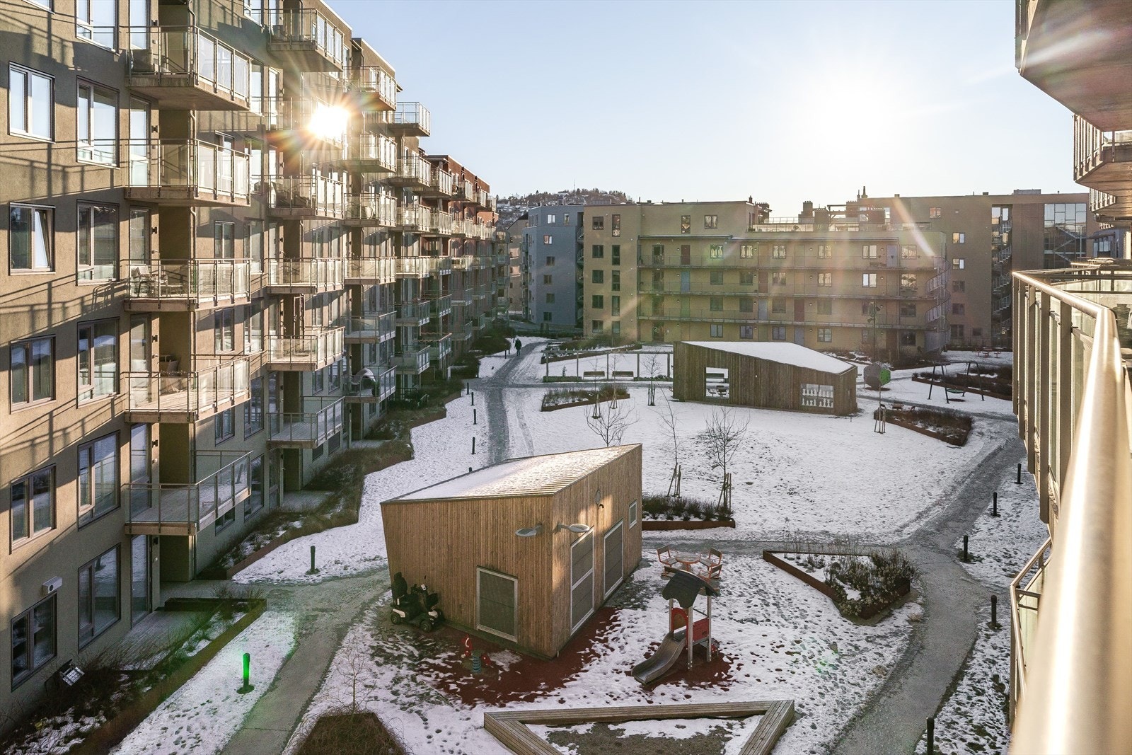 Utsikt fra balkongen. Her sitter man skjermet vendt ut mot takhagen. Gode solforhold sommerstid. Galleribilde
