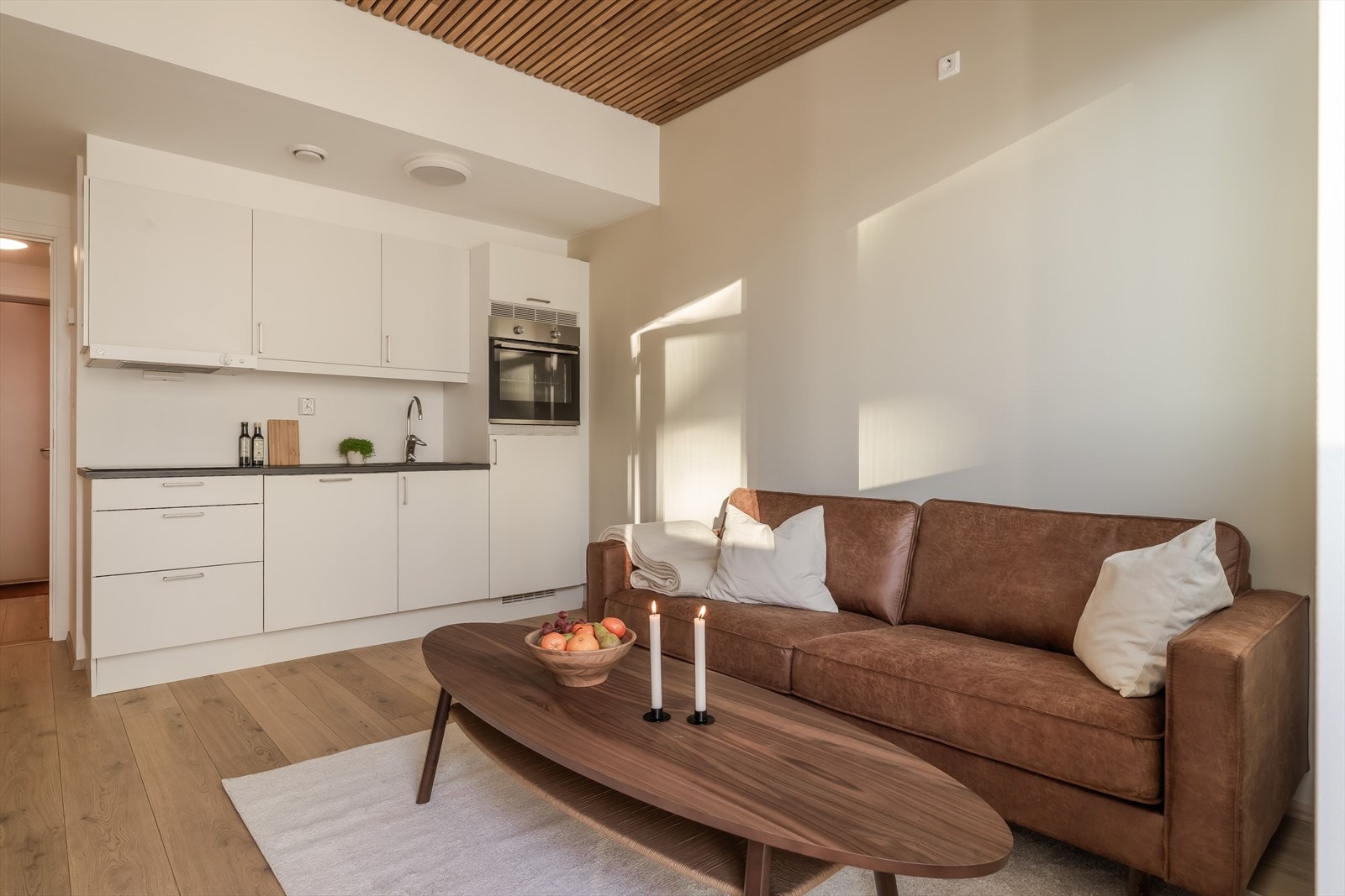 Kjøkkenet er lyst med god skapplass i over - og underskap. Galleribilde