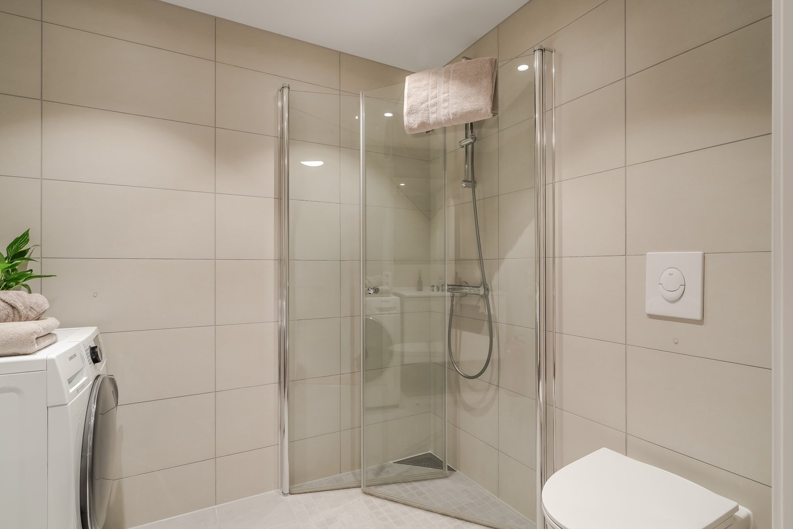 Badet er på romslige 4 kvm. Badet har fått tilstandsgrad 1 i følge takstmann. Galleribilde