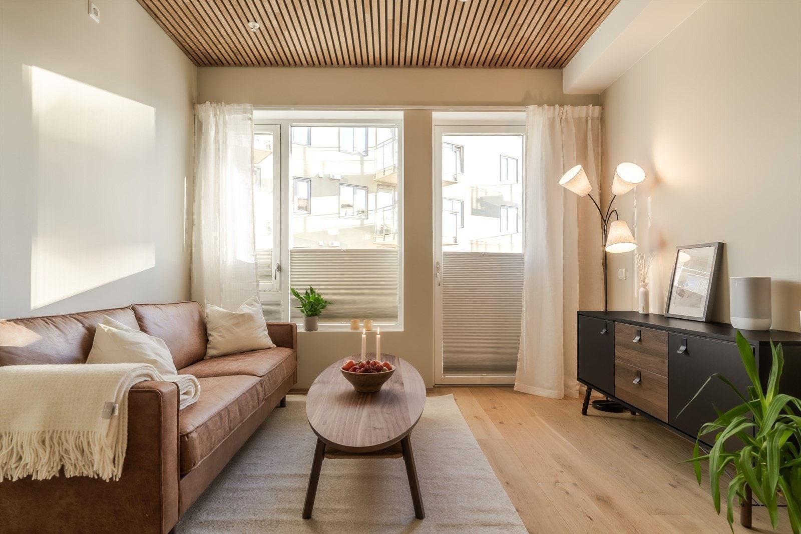 Lyst oppholdsrom med store vindusflater som gir rikelig med lysinnslipp. Galleribilde