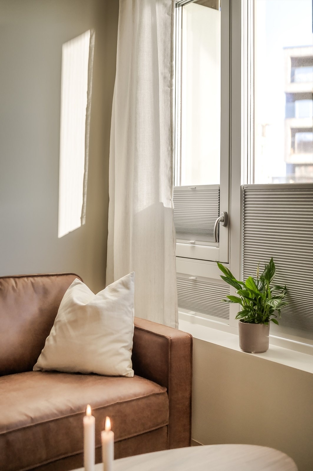 I leiligheten har man gulvvarme på kjøkken, stue og bad. Dette via fjernvarme som er inkludert i felleskostnadene. Galleribilde