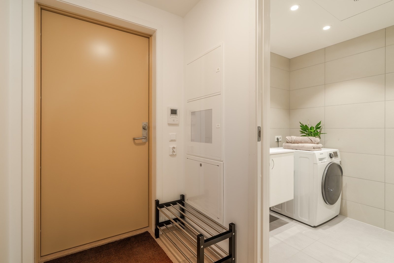 I entré/gang har man mulighet til å sette inn garderobeløsning. Til leiligheten har man enkel adkomst via heis. Galleribilde