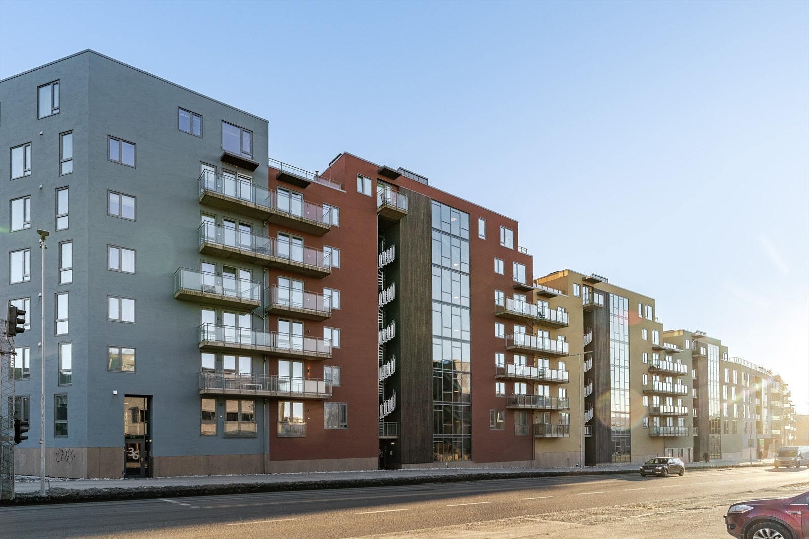 her bor man med umiddelbar nærhet til dagligvarebutikk, bussholdeplass, treningssenter mm. Galleribilde