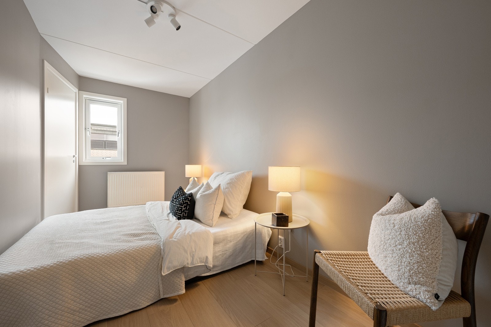 Hovedsoverommet er av god størrelse med plass til dobbeltseng og garderobeskap. Galleribilde