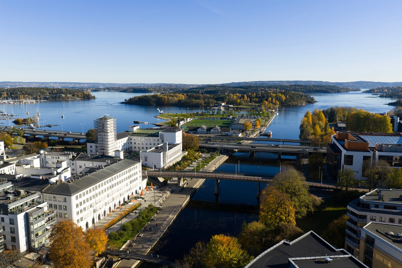 Her er det kort gangavstand til Sandvika Storsenter, kollektivknutepunkt, sjøfronten og flotte rekreasjonsområder. Galleribilde