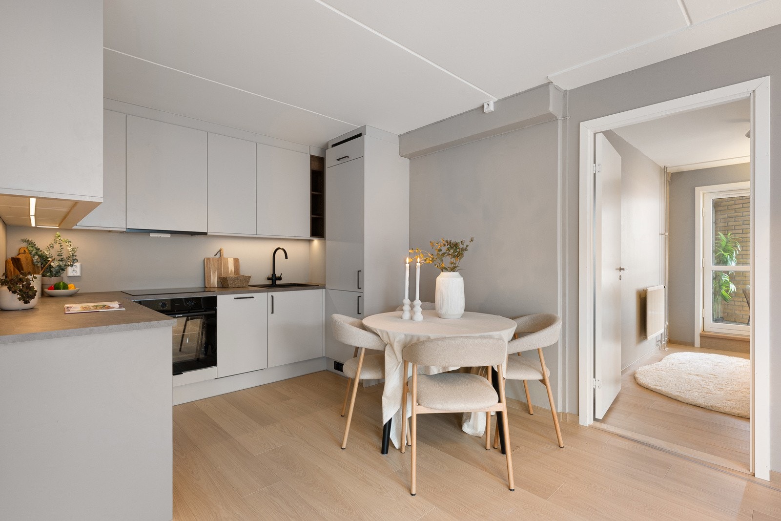 Stilrent norskprodusert kjøkken fra Mesterkjøkken med glatte fronter og laminat benkeplate med skyllekum og ettgreps blandebatteri. Galleribilde