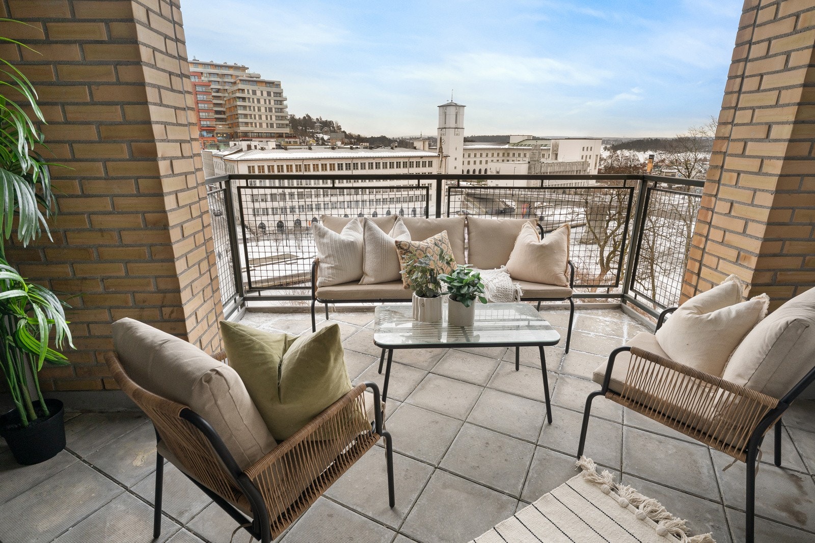 Stor balkong på ca. 12 kvm med god plass til utemøblement og grill. Galleribilde