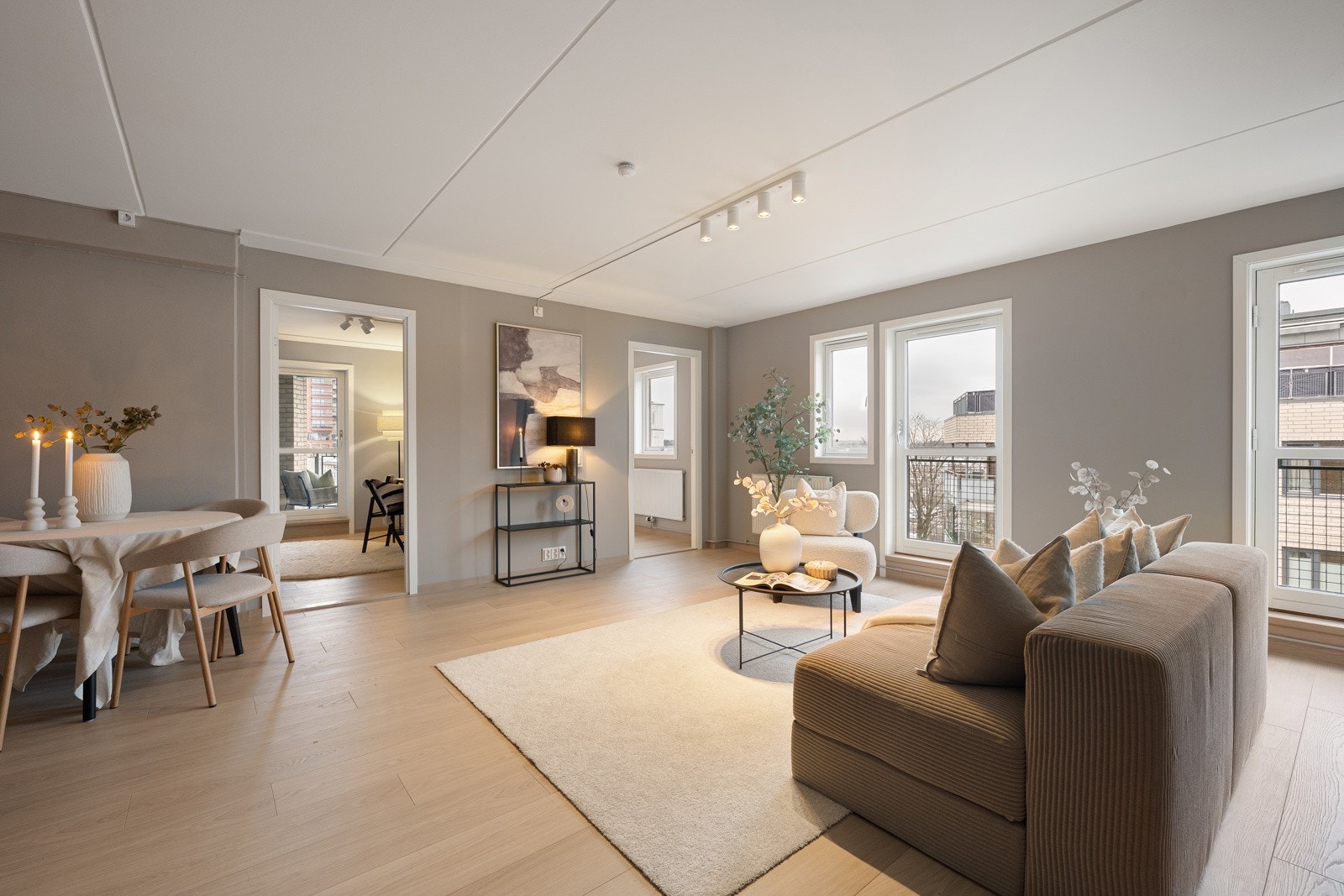 Her har vi gleden av å presentere en moderne og innbydende 4-roms leilighet som ble pusset opp i 2026. Galleribilde