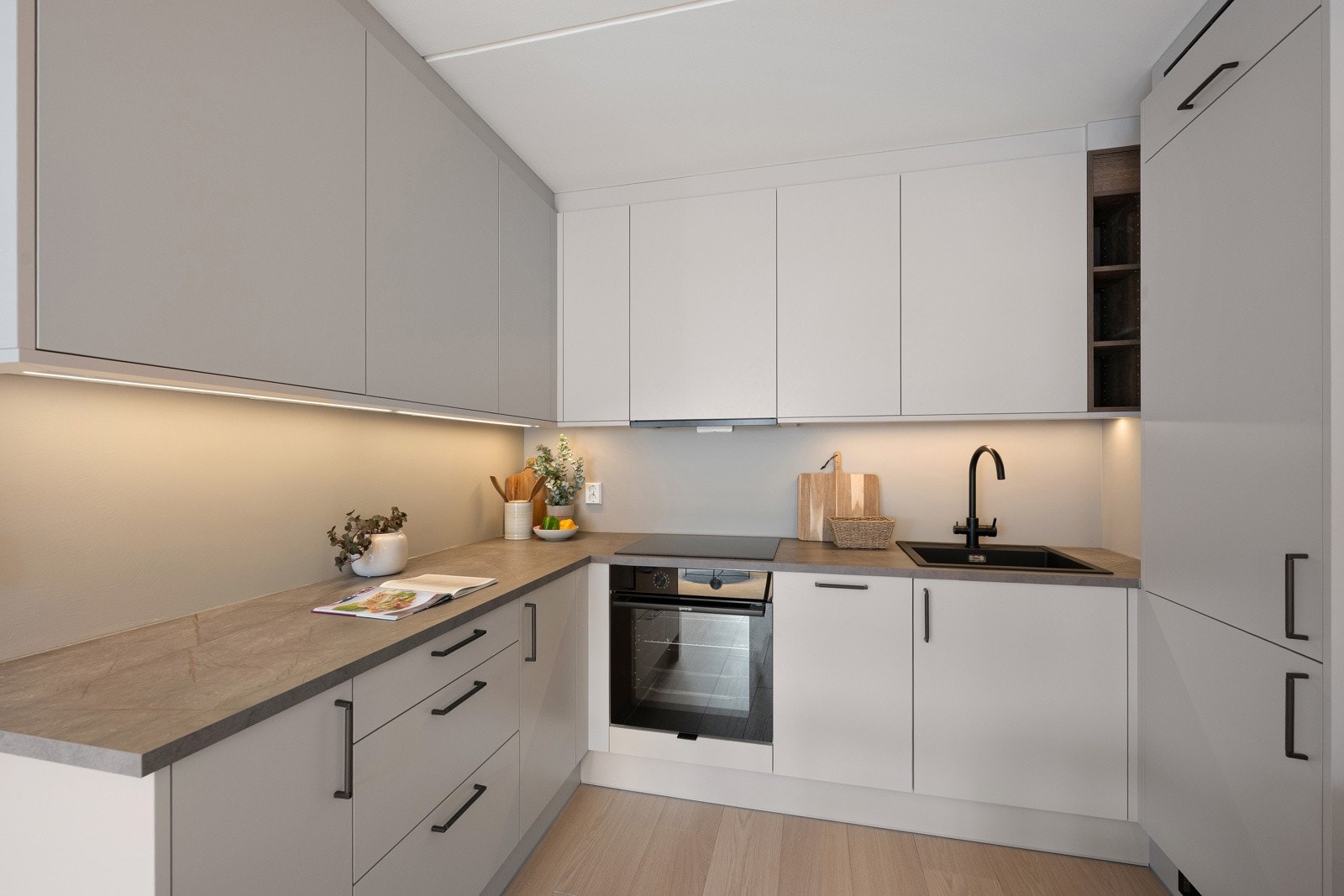 Det er montert belysning under overskap, komfyrvakt samt elektronisk lekkasjevarsler/vannstopp i kjøkkenbenk. Galleribilde