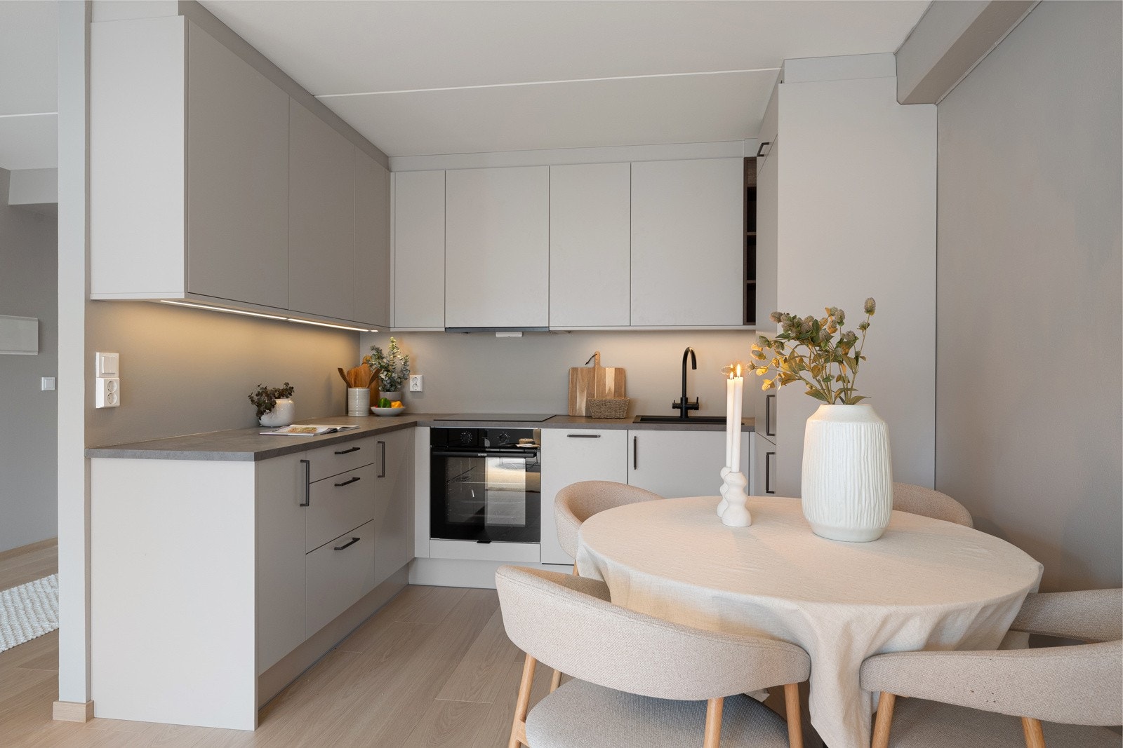 Kjøkkenet er utstyrt med integrerte hvitevarer bestående av induksjonstopp, stekeovn, kjøl/frys og oppvaskmaskin. Galleribilde