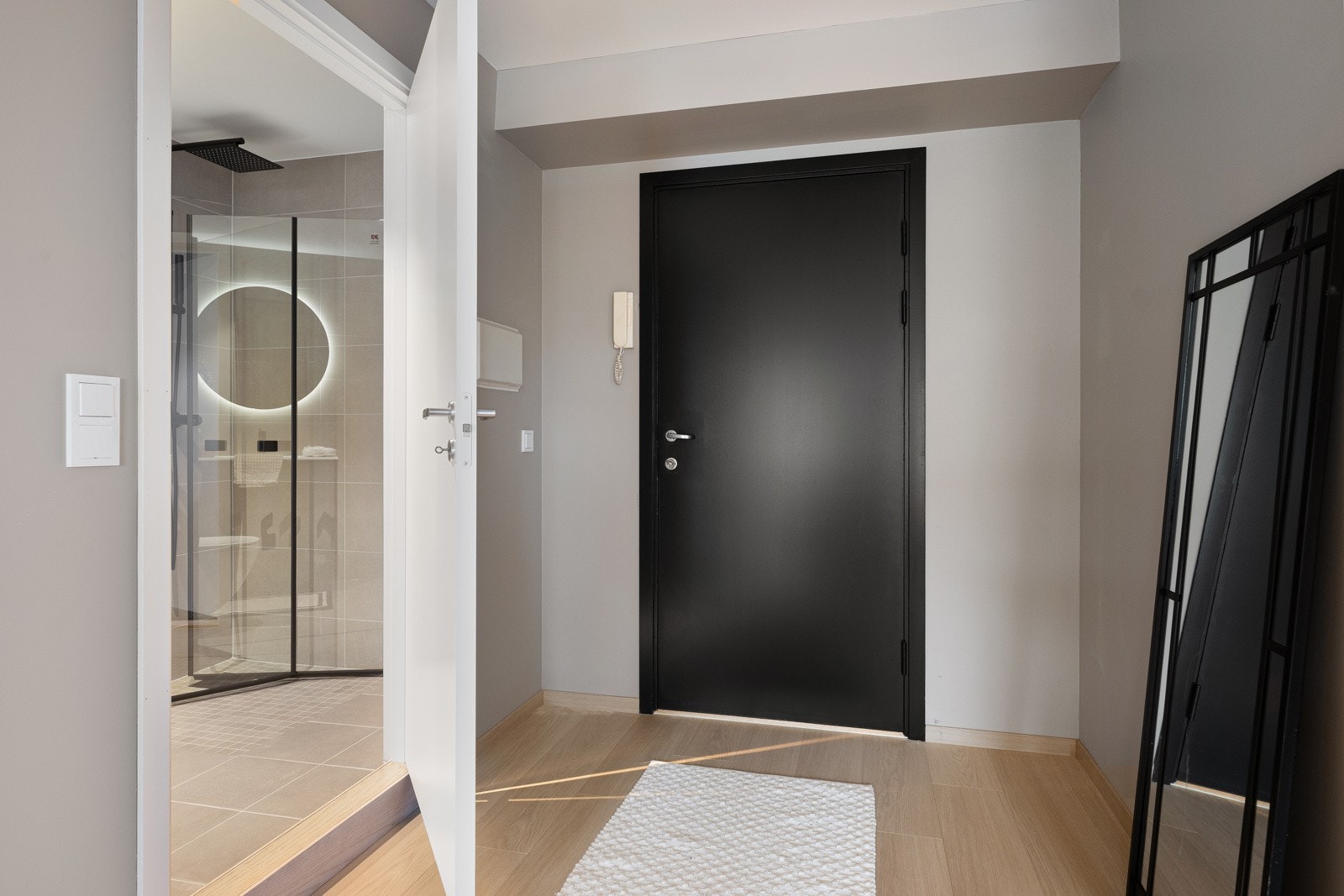 Innbydende entré med avsatt plass til garderobeskap. Galleribilde