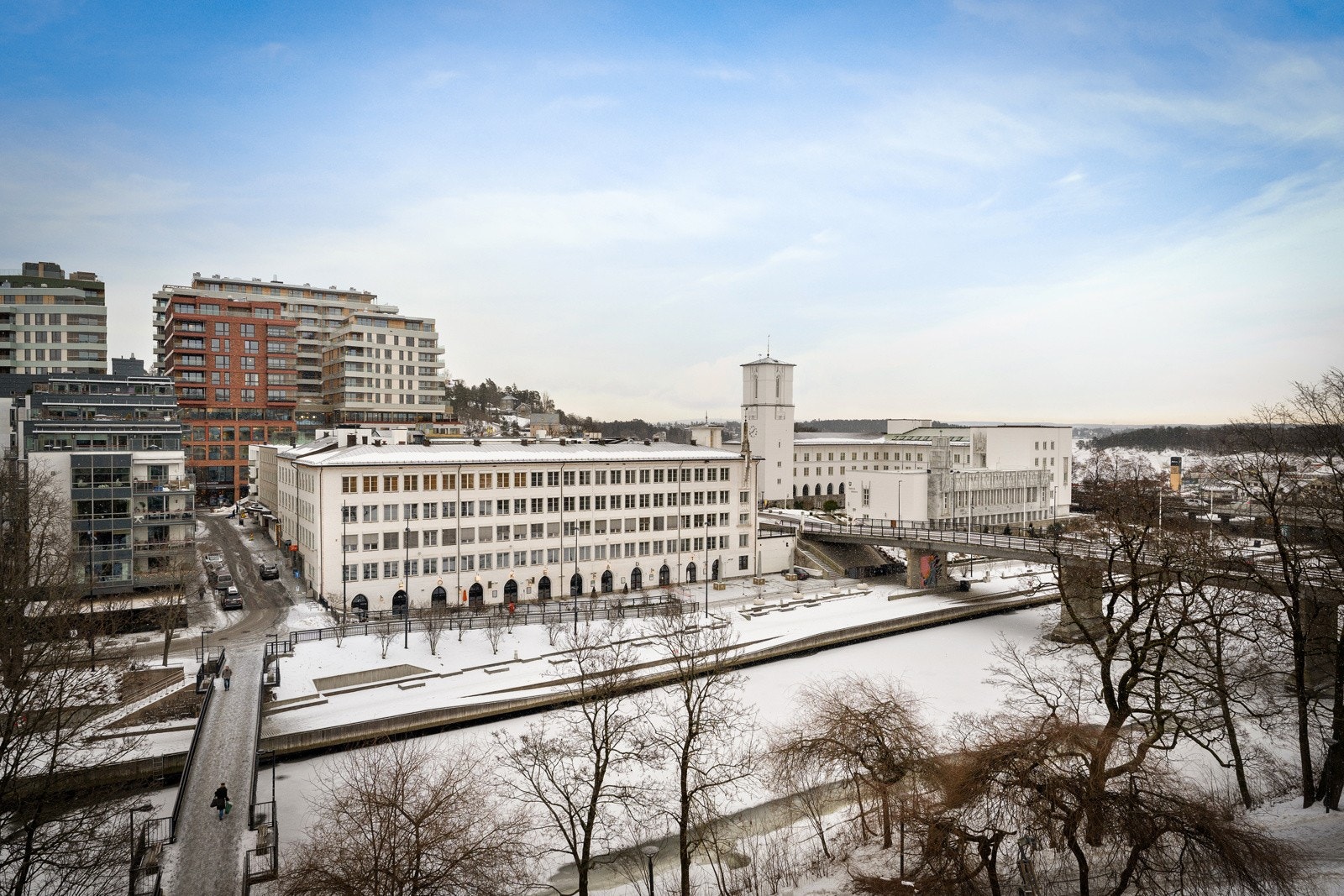 Terrassen byr på flott utsikt mot Sandvikselva. Galleribilde