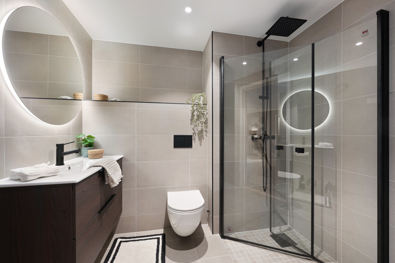 Romslig flislagt bad pusset opp i 2026 med blant annet nytt sluk, rør-i-rør system, membran, våtromsplater, fliser og innredning. Galleribilde