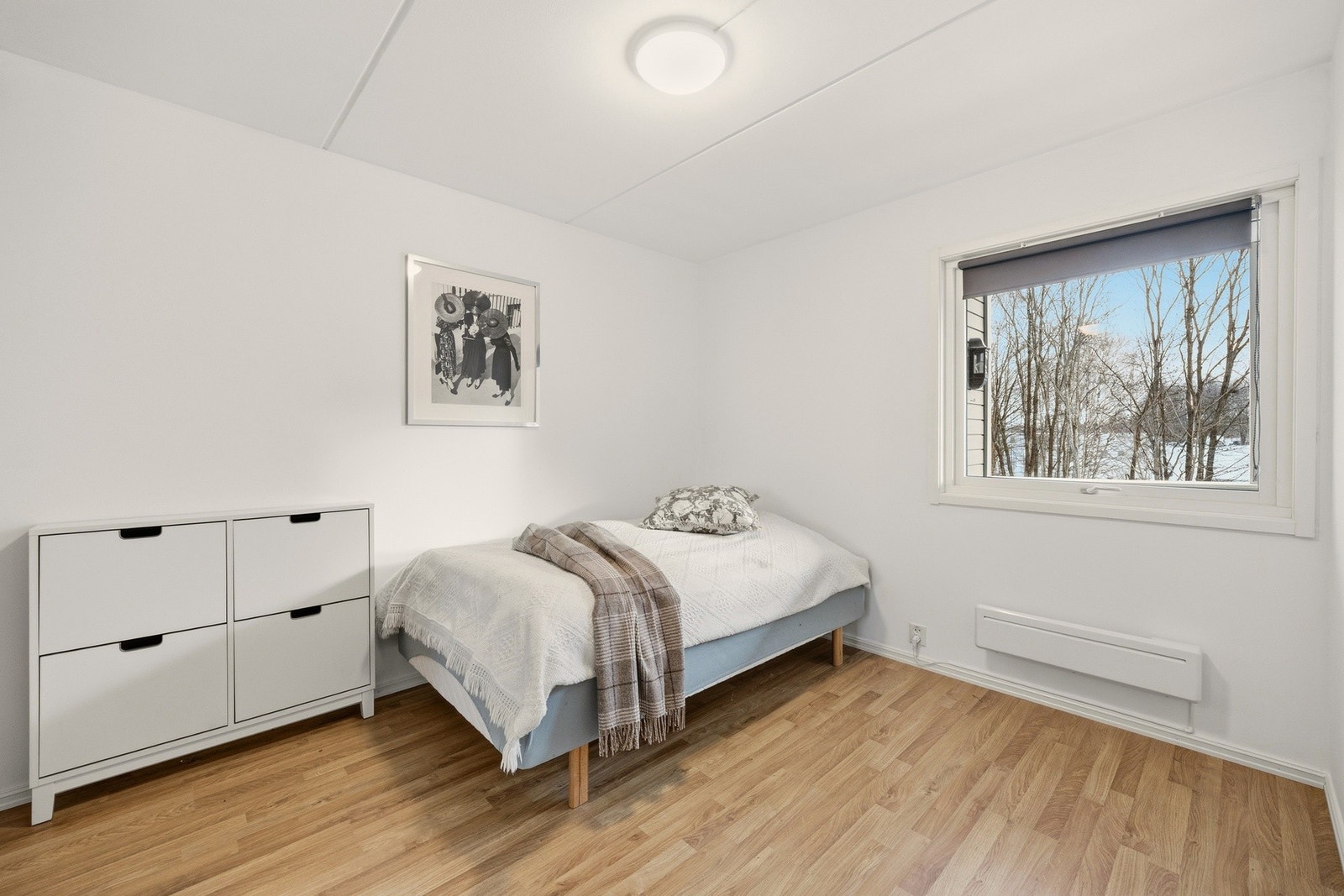 Boligen har to romslige soverom. Her ser du hovedsoverommet! Galleribilde