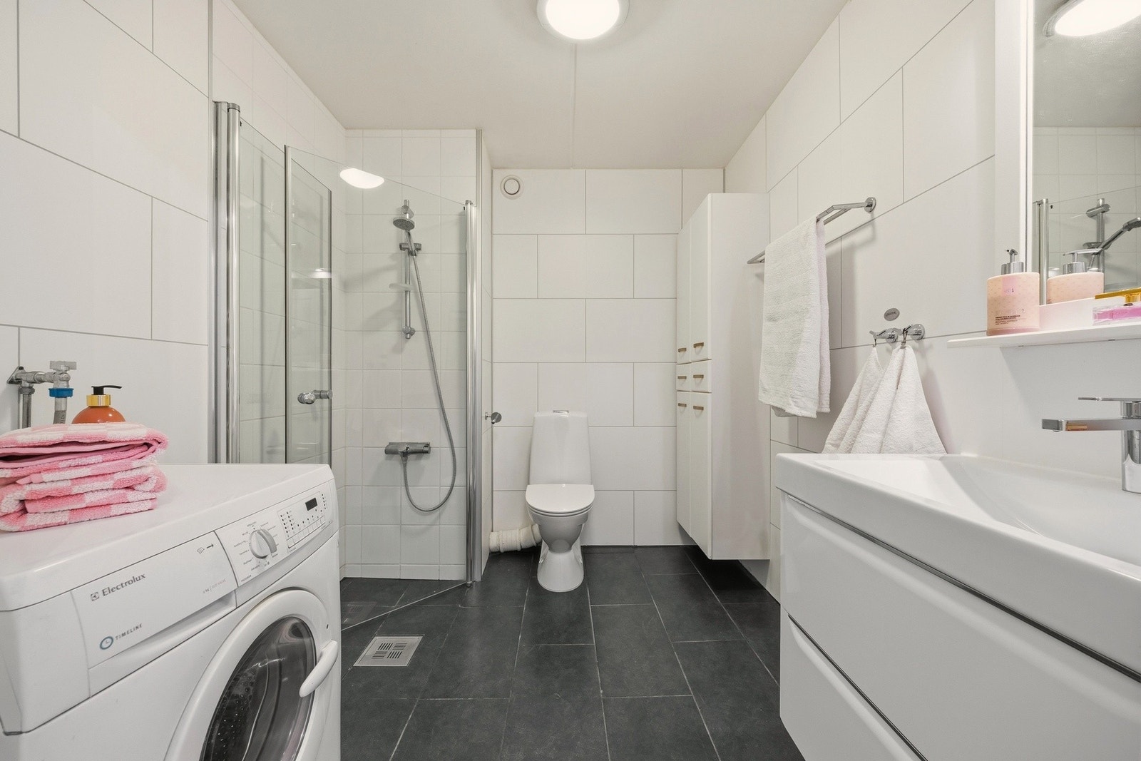 Lys og pent bad oppgradert i 2012 med fliser og gulvvarme. Galleribilde