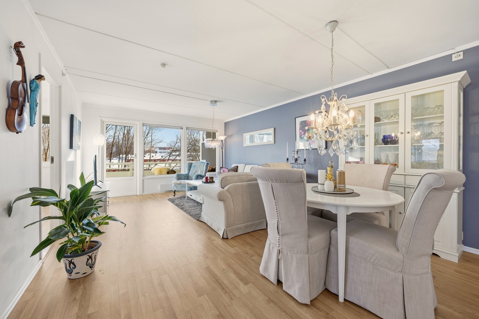 En lys og romslig 3-roms leilighet i høy 1. etasje, beliggende i et hyggelig og veletablert sameie i Sandvika. Galleribilde