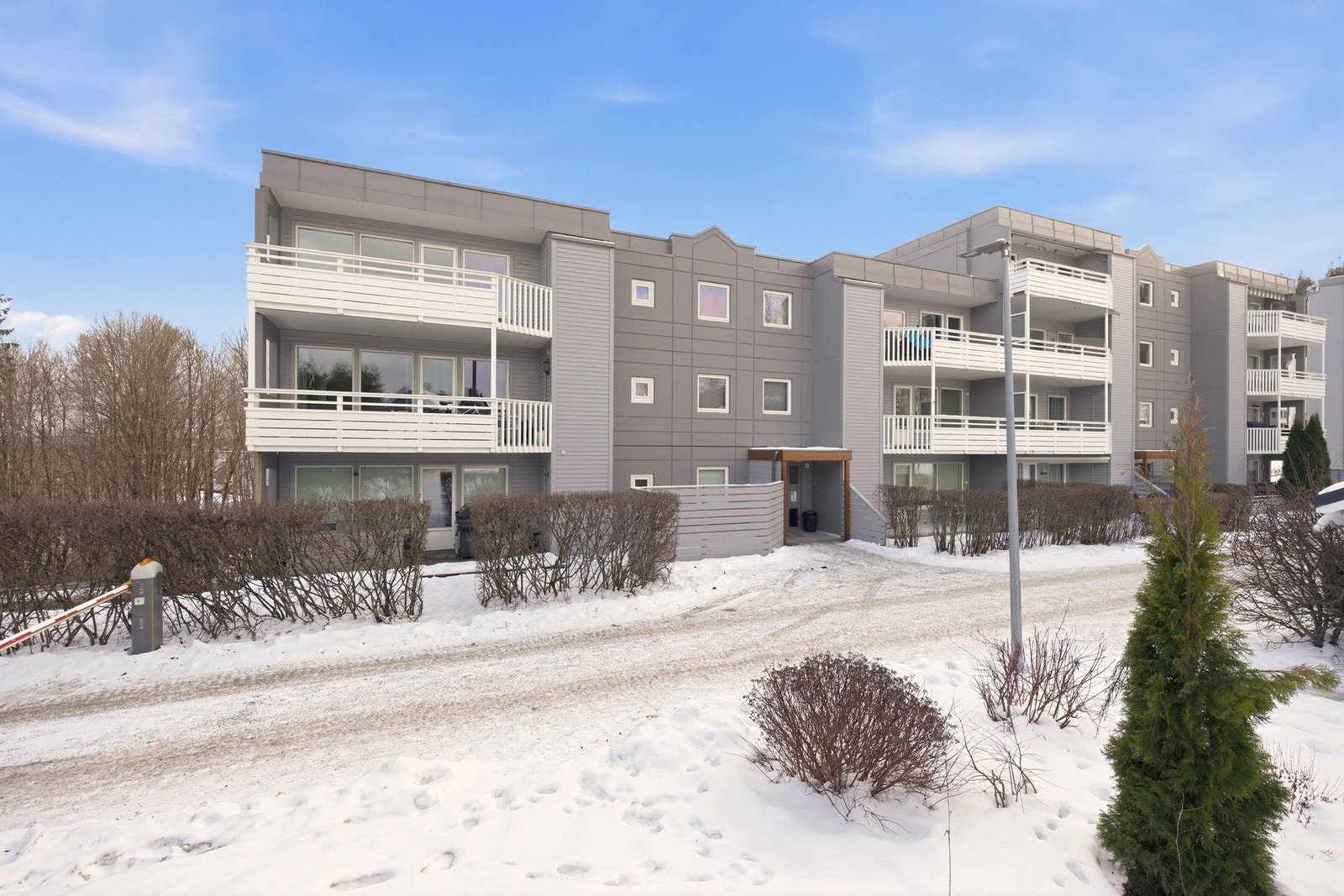 Det er trappefri adkomst til leiligheten, samt praktisk callinganlegg som gir enkel og trygg adgang. Galleribilde