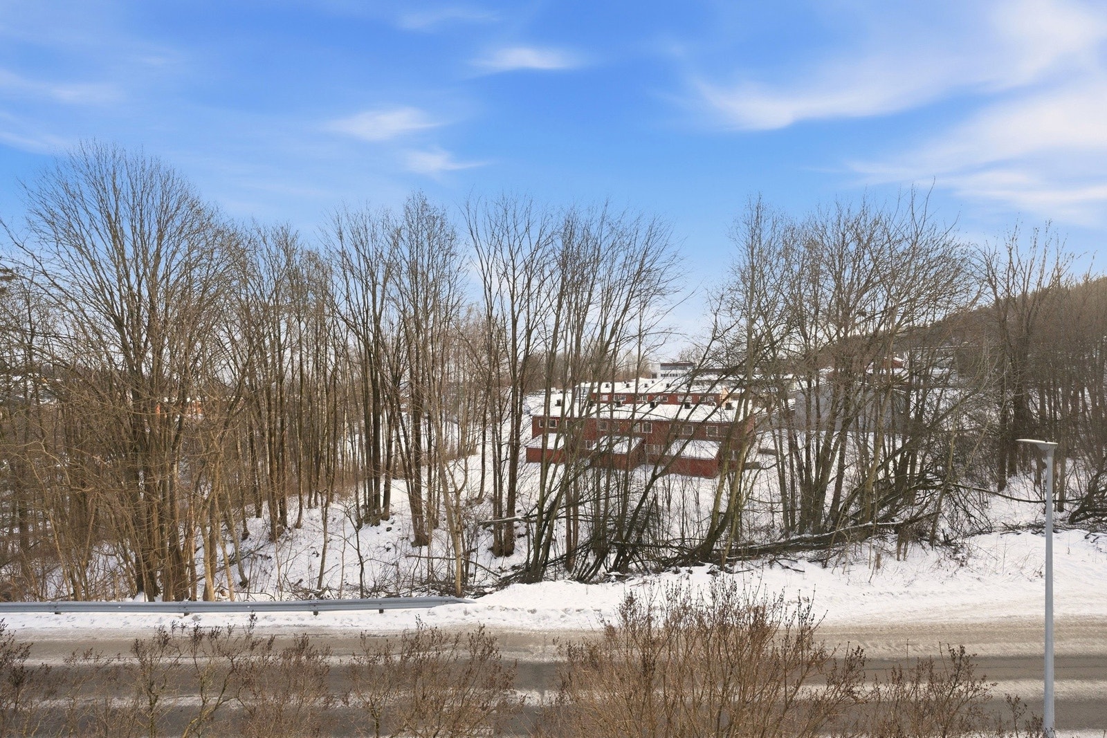 Skogsområder som nærmeste nabo gir vakker utsikt og minimal innsyn. Galleribilde