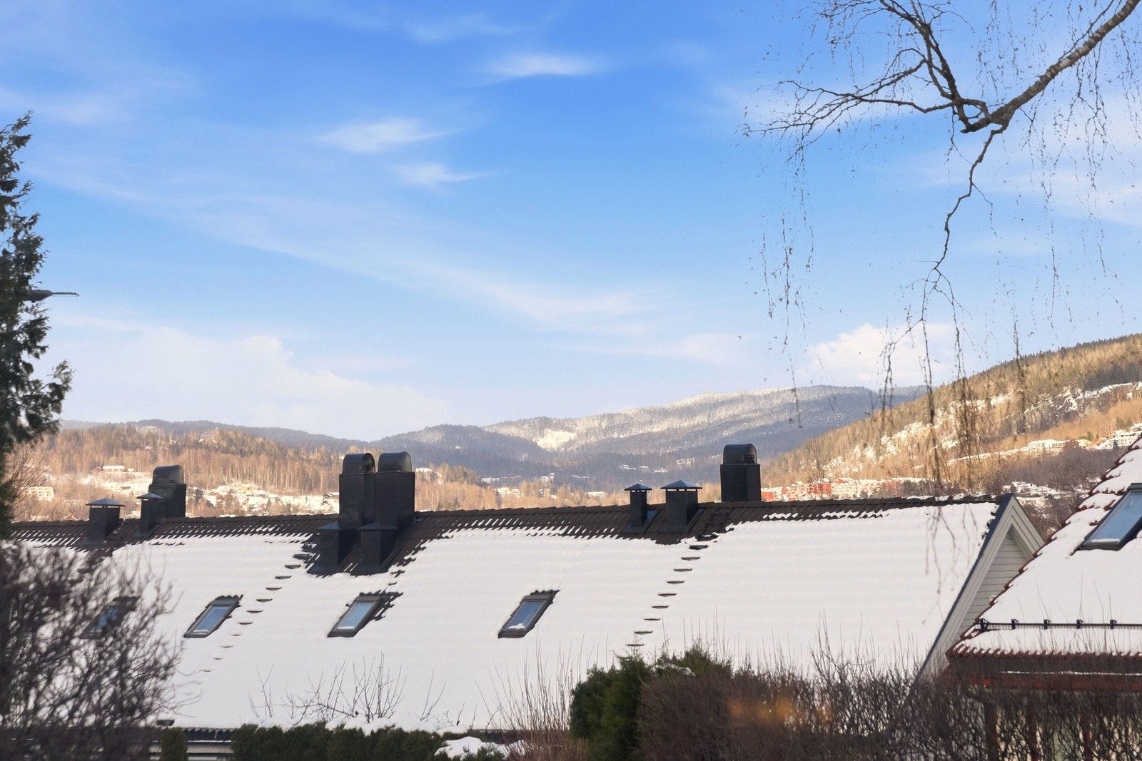 Haugjordet 4 ligger i et veletablert og rolig boligområde, med flotte tur- og rekreasjonsmuligheter i umiddelbar nærhet året rundt. Galleribilde