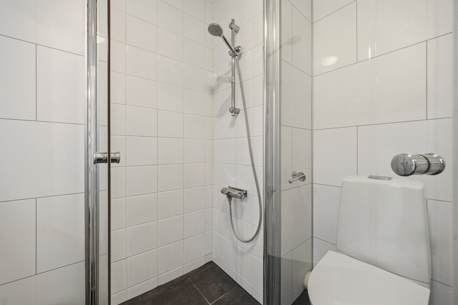 Innredningen består også av dusjhjørne med glassvegger og gulvstående toalett. Galleribilde