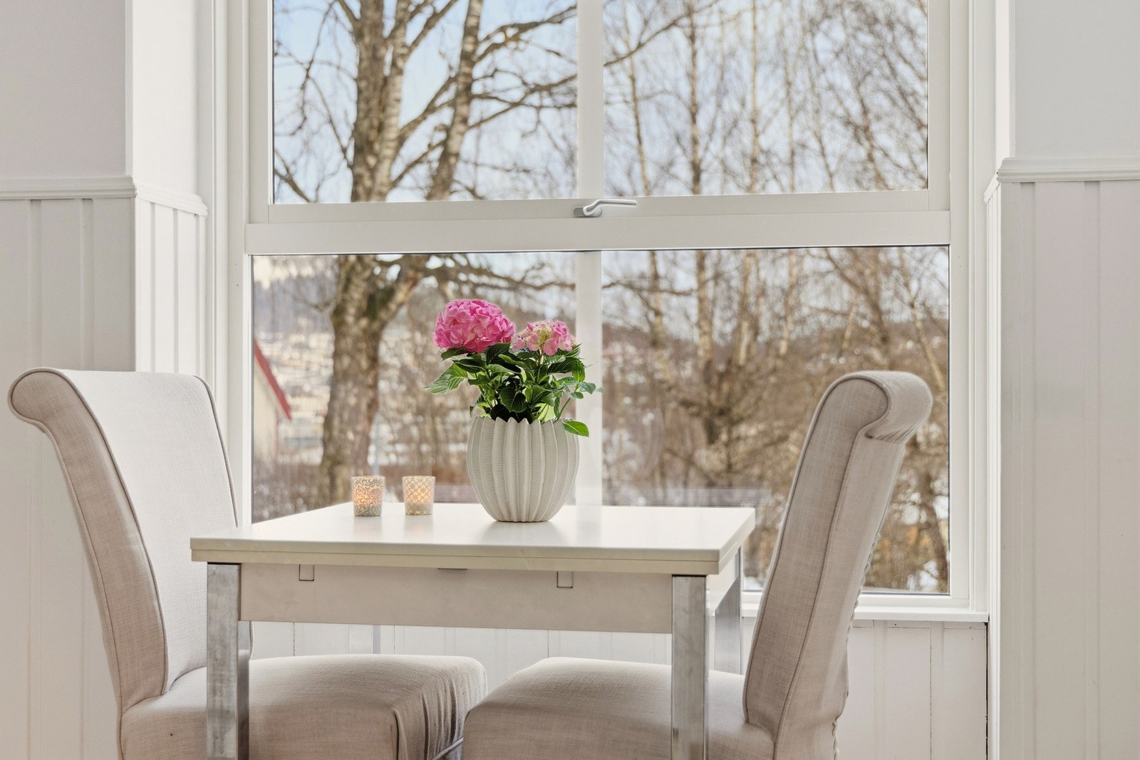 Det er også plass til en hyggelig spisedel på kjøkkenet. Galleribilde