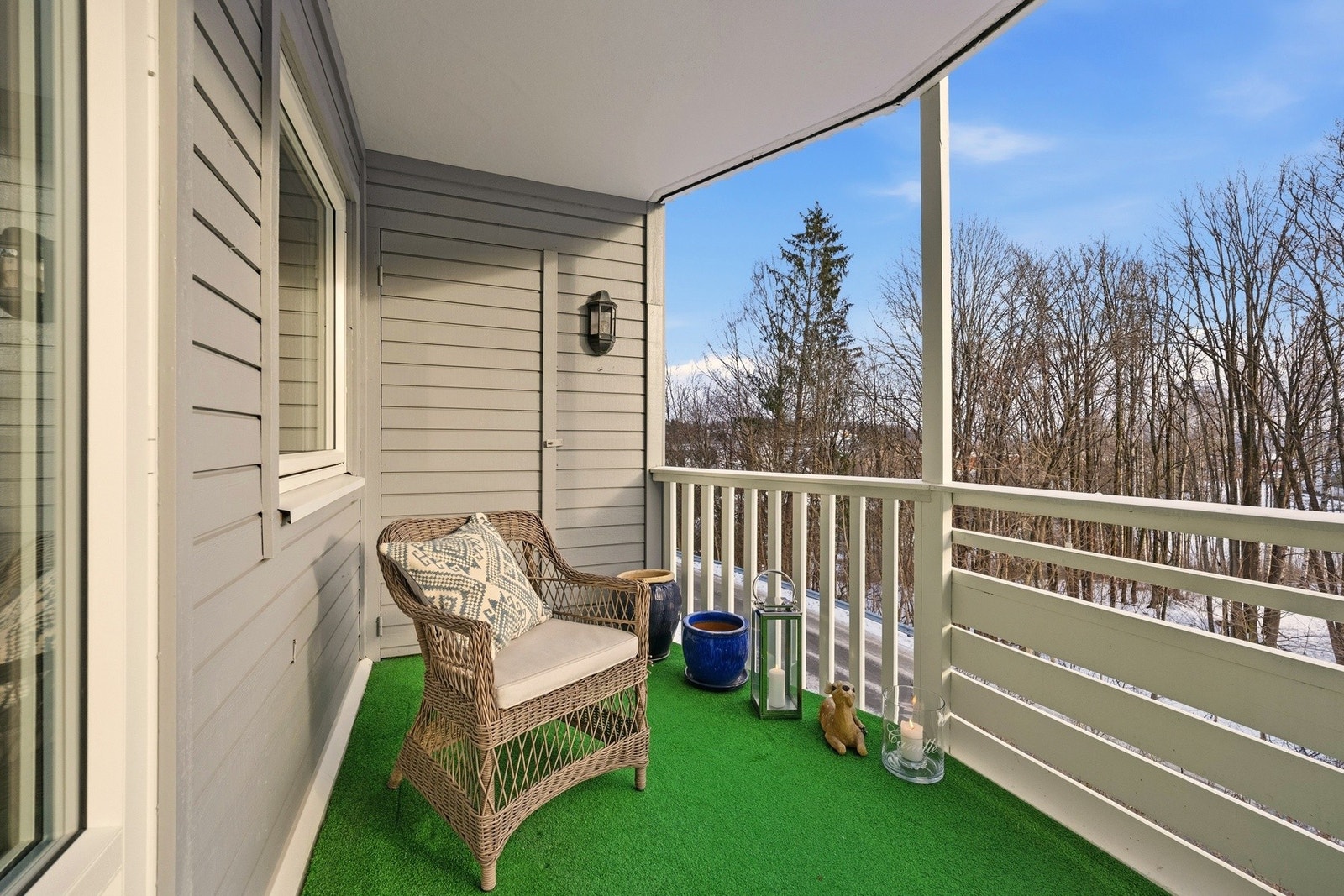 Praktisk utvendig bod på ca. 2 kvm, lett tilgjengelig fra balkongen. Galleribilde