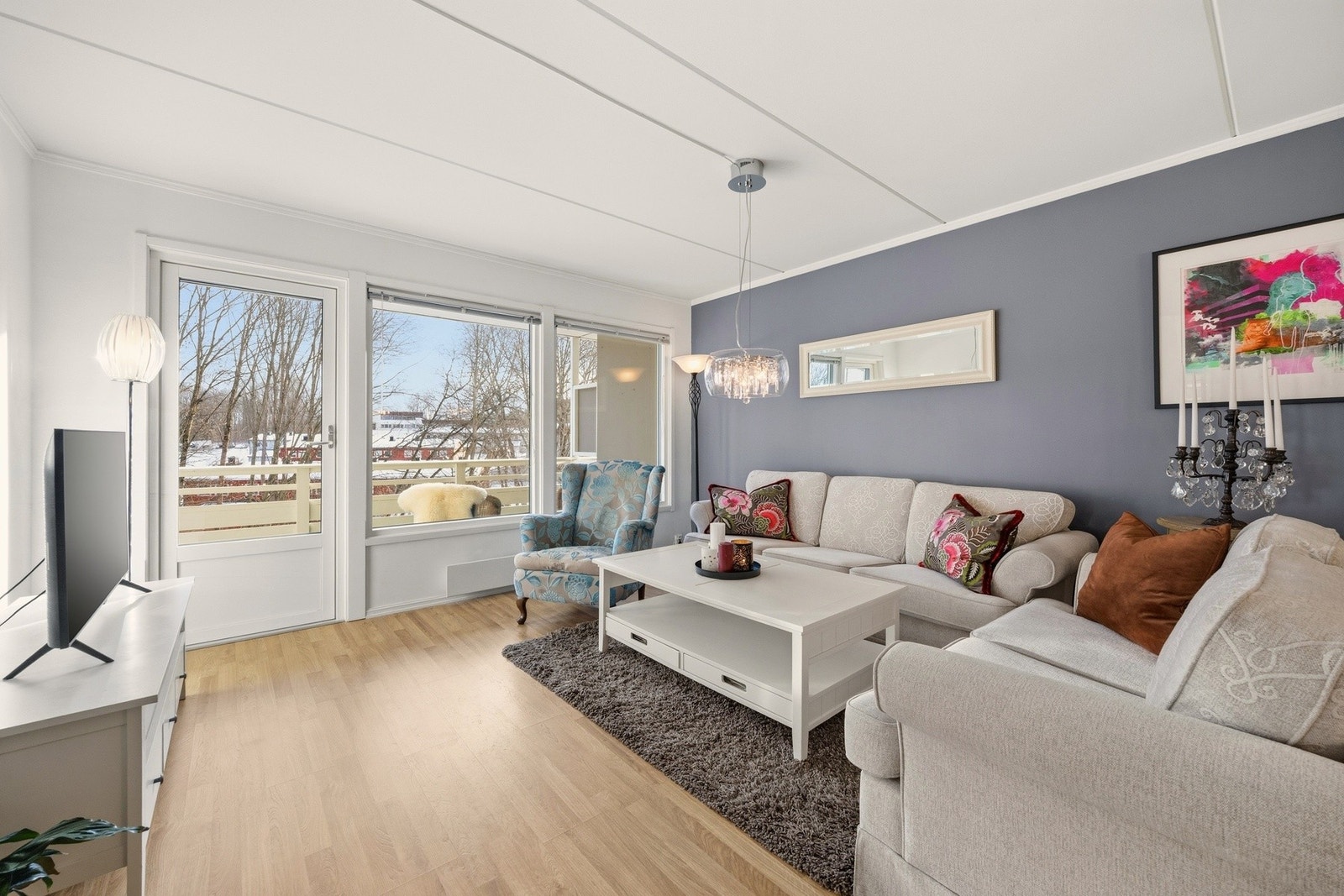 Her har du gode møbleringsmuligheter og naturlig plass til både sofagruppe, spisebord og TV-løsning. Galleribilde