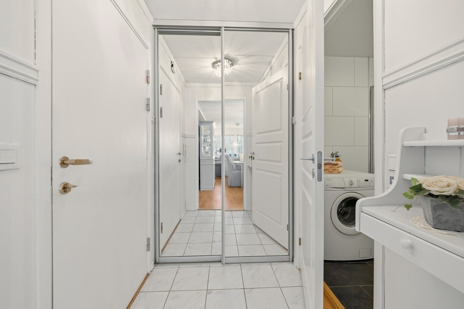 Lys og innbydende entré med skyvedørsgarderobe med speilfronter og god oppbevaringsplass til yttertøy. Galleribilde