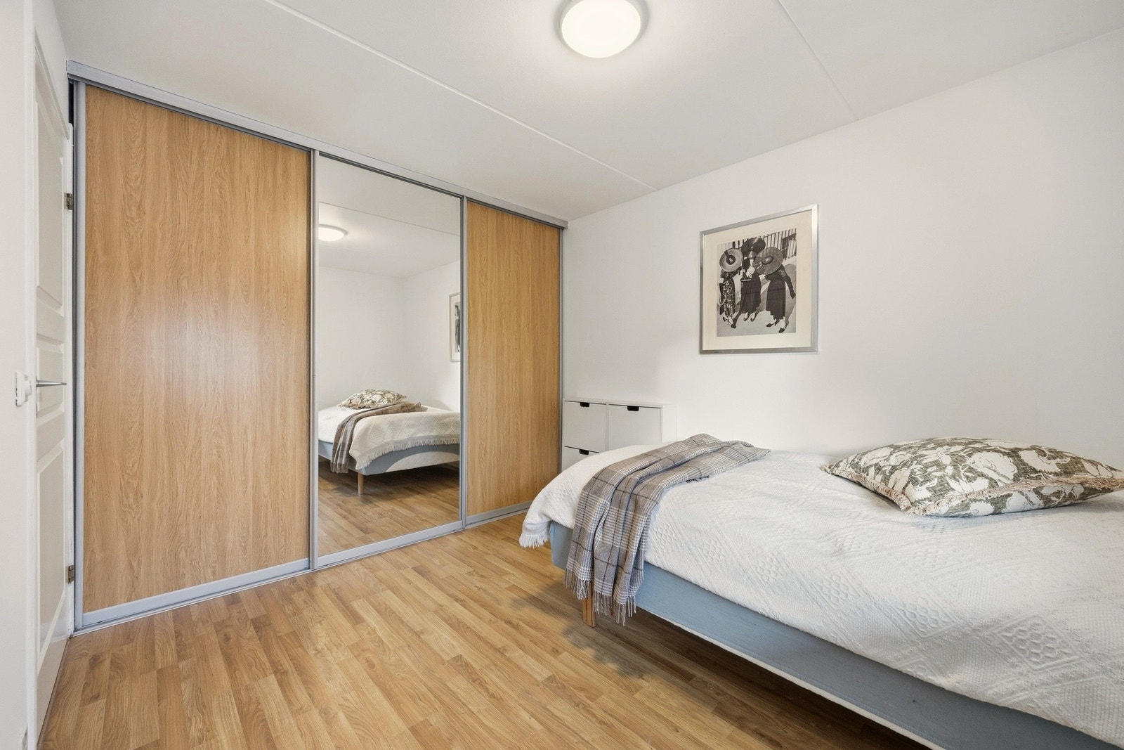 Rommet har god plass til ønsket møblering, og et stort garderobeskap med praktisk skyvedørsløsning. Galleribilde