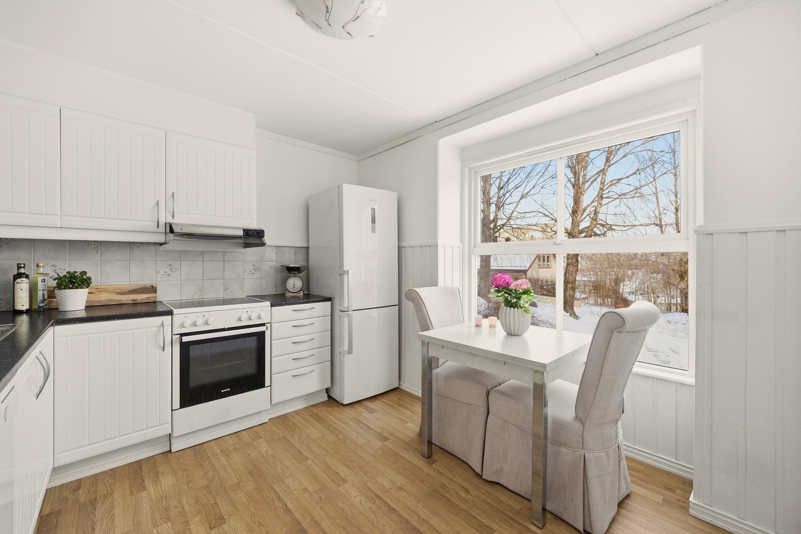 Frittstående hvitevarer medfølger salget, inkludert komfyr, oppvaskmaskin og kjøleskap med frysedel. Galleribilde