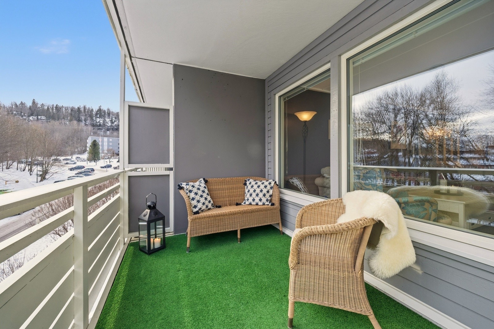 Solrik balkong på dagtid - ideell for sosiale sammenkomster. Galleribilde