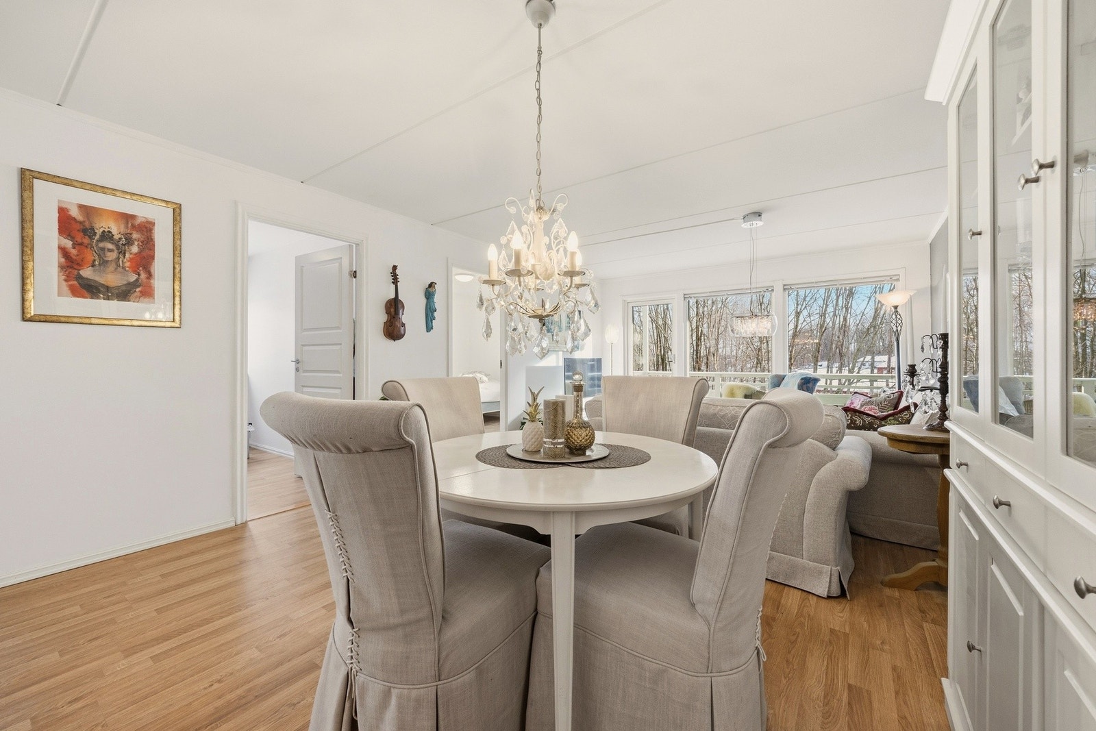 Videre kommer du til boligens romslige stue. Galleribilde