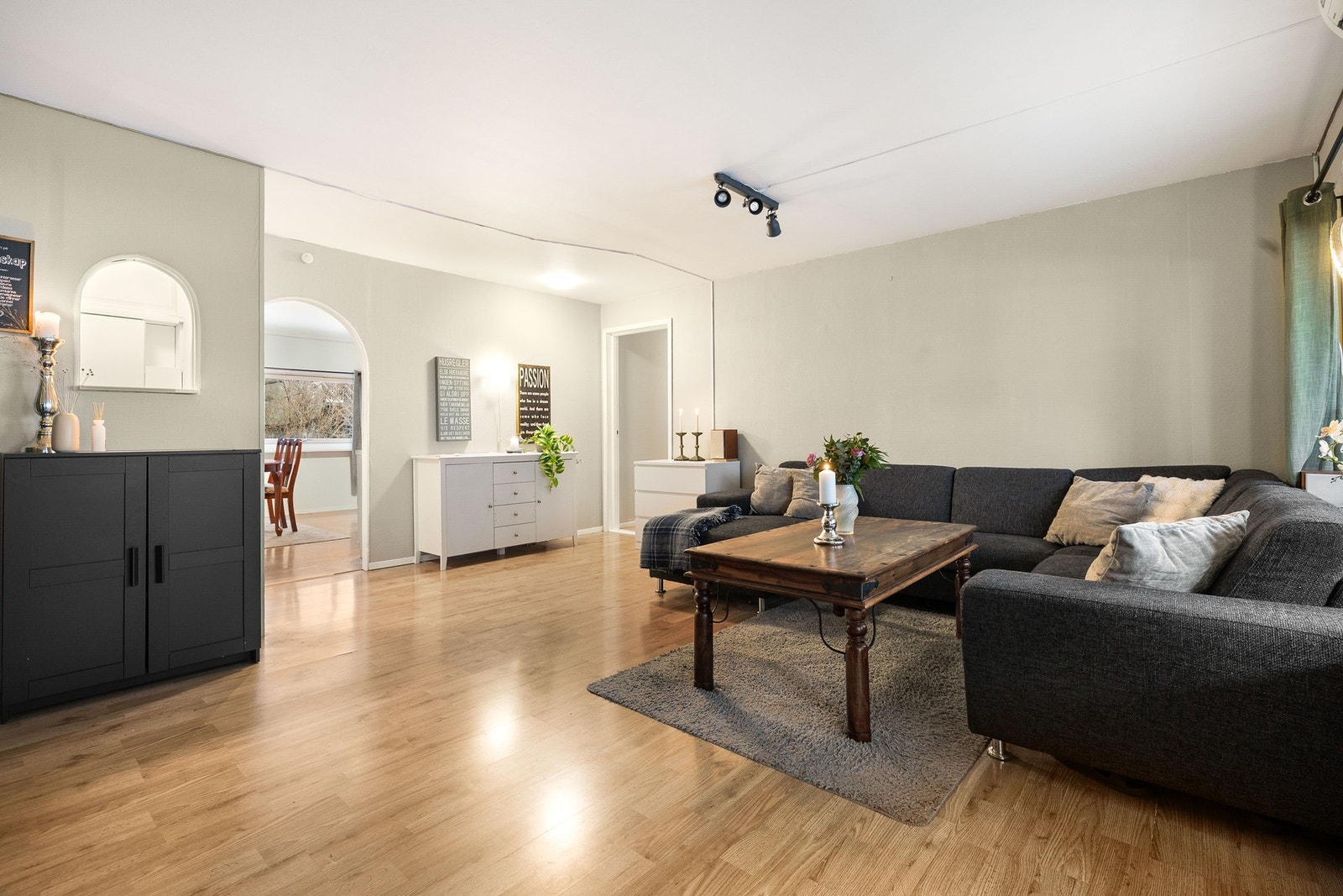 Stuen har fine møbleringsmuligheter med plass til oppbevaring. Galleribilde