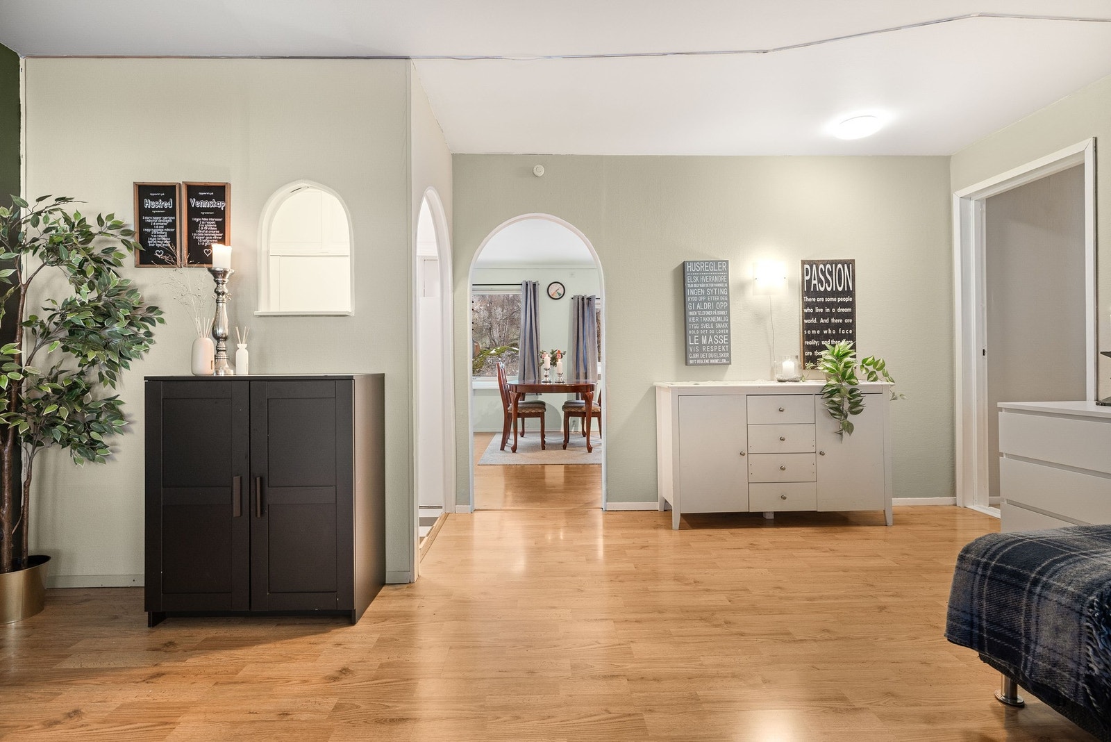 Det er adkomst til kjøkken med plass til spisebord fra stuen. Galleribilde