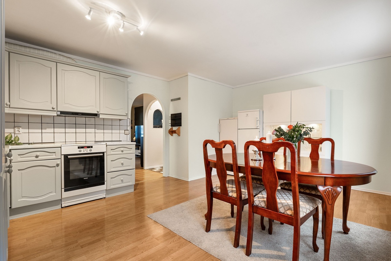 Det er god plass til romslig spisebord . Galleribilde