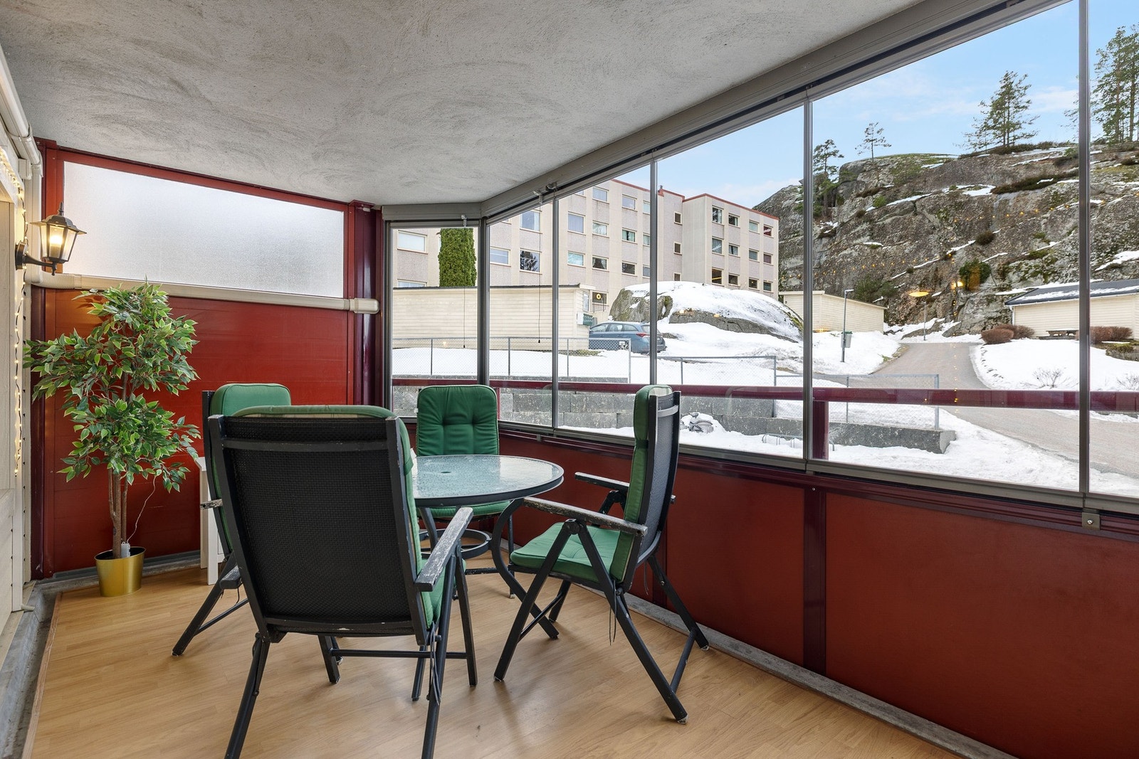 Innglasset balkong med plass til møblering etter ønske. Galleribilde