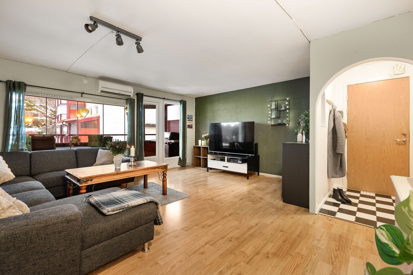 Koselig stue med plass til romslig sofagruppe og oppbevaringsmøbler. Galleribilde