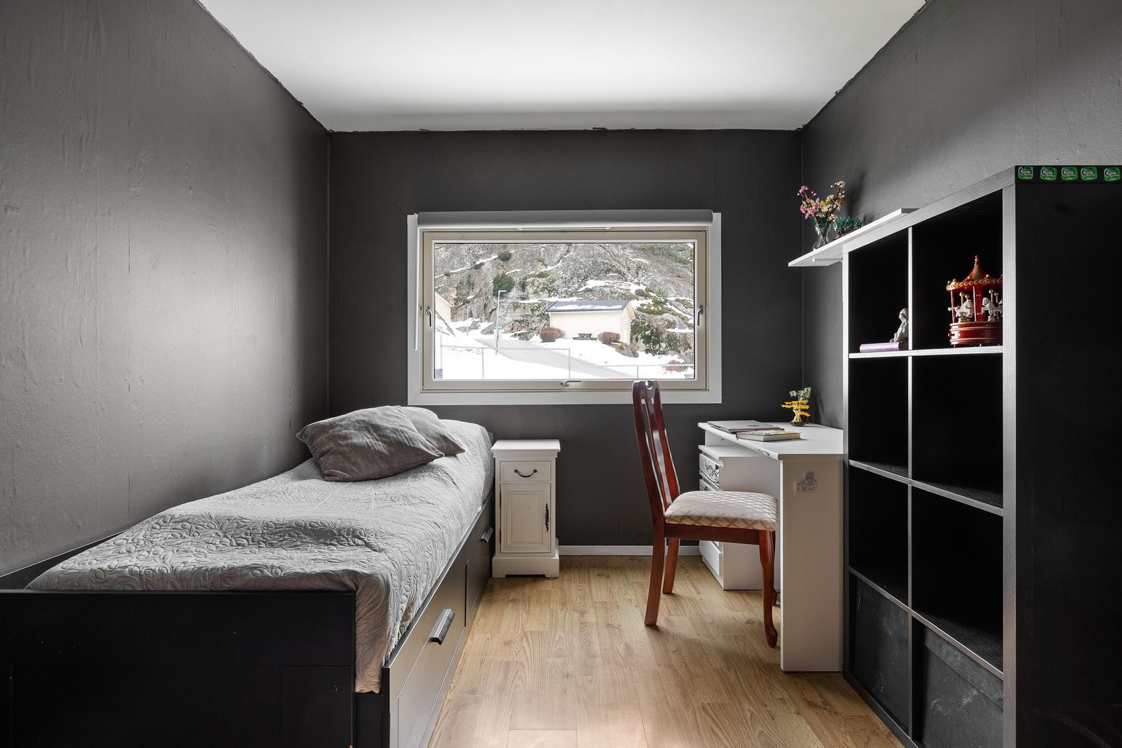 Soverommene er holdt i moderne farger og har plass til seng og ønsket møblering. Galleribilde