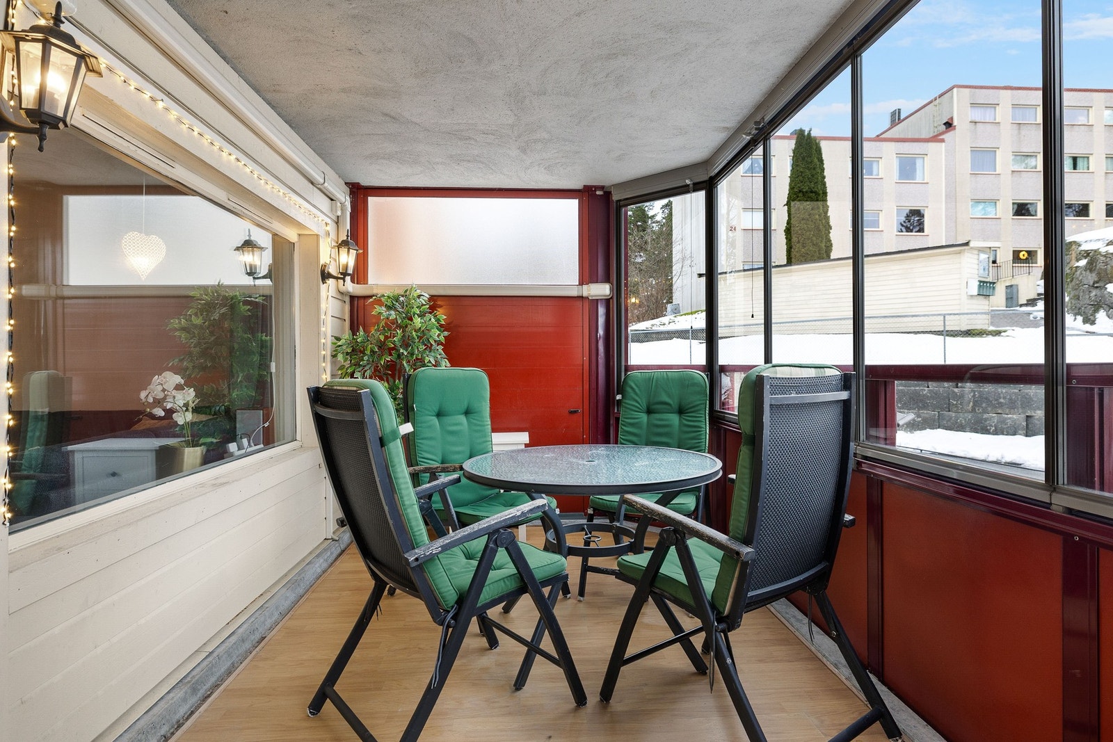 Balkongen har fint utsyn over omgivelsene og her kan man nyte dagene selv om været er kjølig. Galleribilde