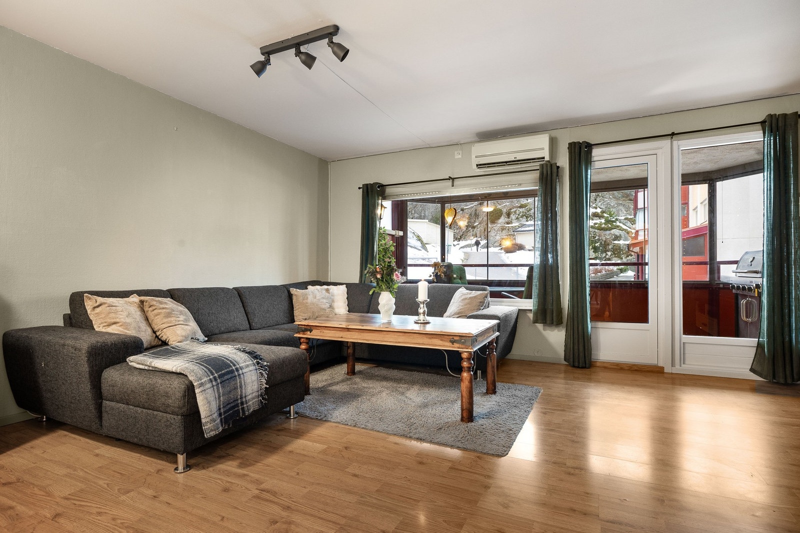 Stuen har store vinduer og utgang til balkong. Galleribilde