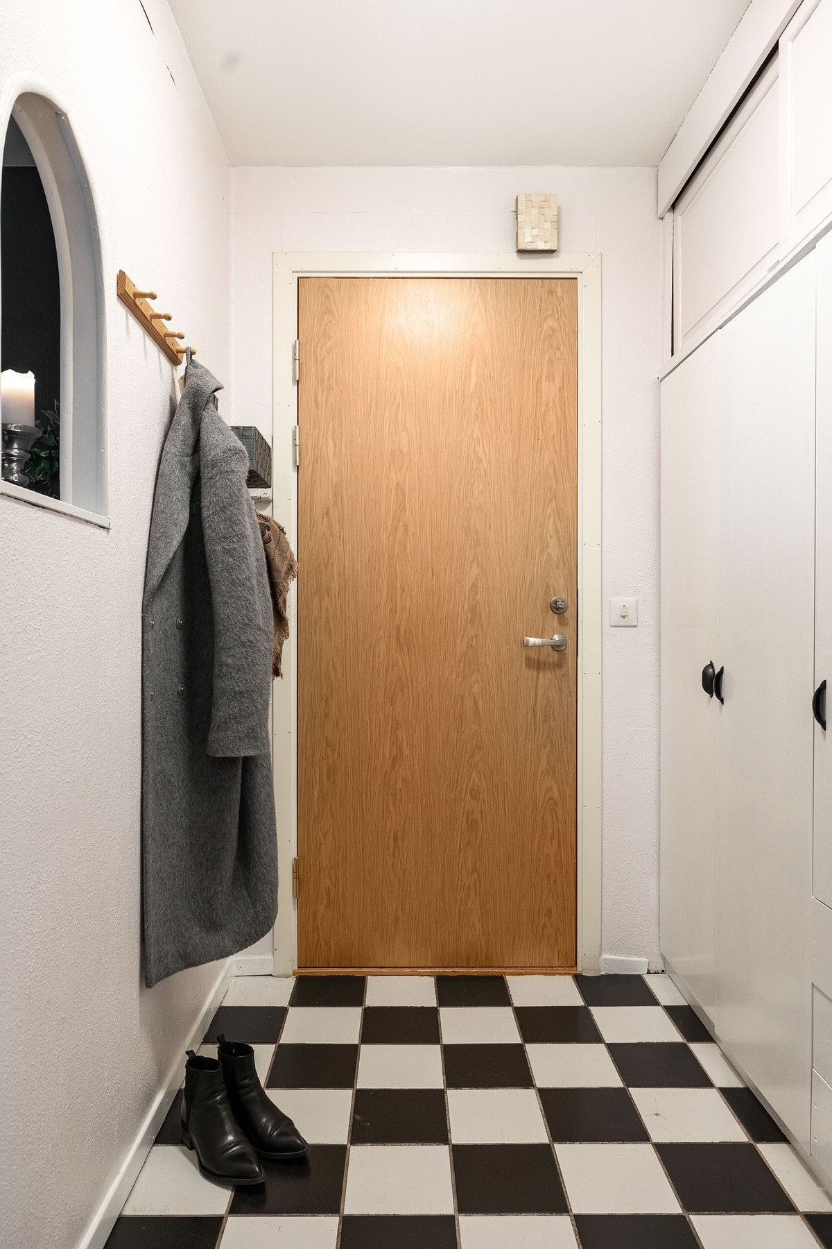 Inngangspartiet med garderobeløsning. Det er plass til oppbevaring av yttertøy og sko. Galleribilde