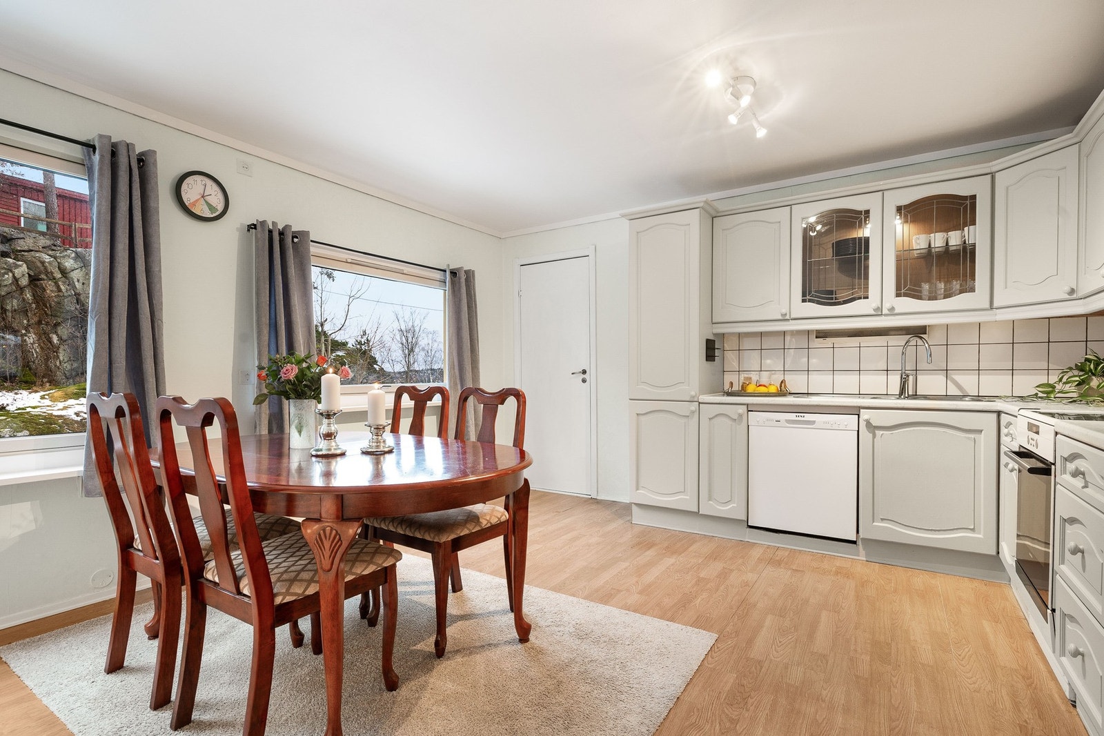 Kjøkkenet har malt, profilert kjøkkeninnredning. Galleribilde