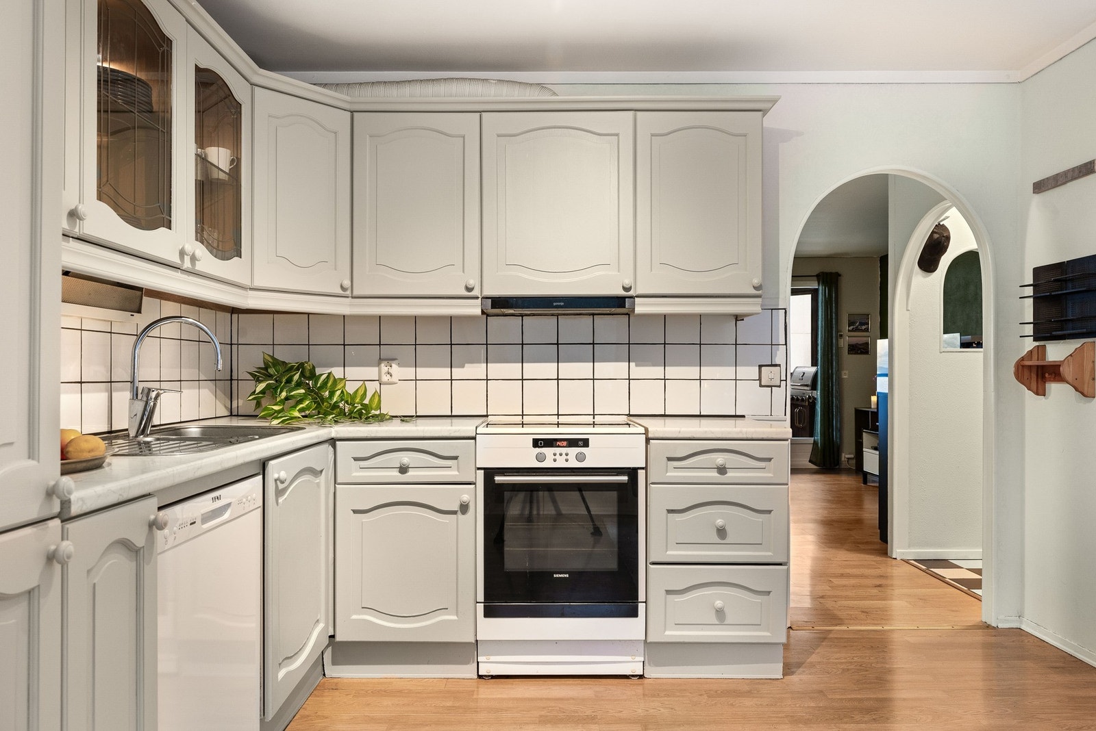 Kjøkkenet er praktisk innredet og har frittstående hvitevarer. Galleribilde