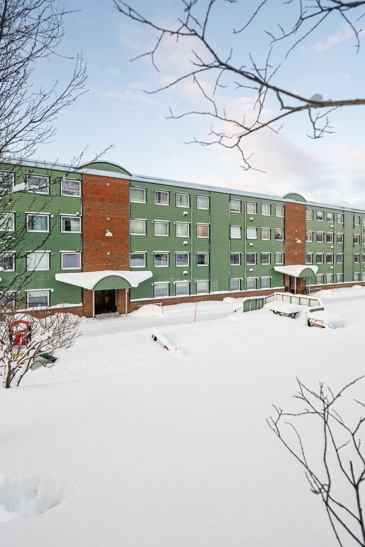 Parkering på borettslagets felles parkeringsplass Galleribilde